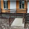 Обустроено крытое крыльцо с пандусом. Отведено место для колясок. 