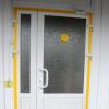 В  целях обеспечения безопасного передвижения людей со слабым зрением входная дверь учреждения по периметру оборудована желтой контрастной полосой, а так же желтым кругом в центре двери.  